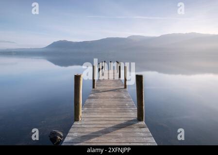 Brandlehow Jetty, Misty Morning, Derwentwater, Keswick, Lake District, Cumbria, Royaume-Uni. Novembre 2016. Banque D'Images