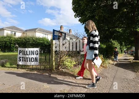 4 juillet 2024. Chichester, West Sussex, Royaume-Uni. Une jeune maman photographiée se rendant pour voter à Chichester, West Sussex, Royaume-Uni, où l'actuelle députée et secrétaire d'État à l'éducation Gillian Keegan est en danger contre la candidate libérale démocrate Jessica Brown-Fuller. Crédit : Sam Stephenson/Alamy Live News Banque D'Images