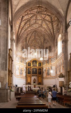 La nef ; avec des visiteurs, monastère de San Agustin, intérieur ; église Augustin du XVIe siècle, Acolman, Mexique Banque D'Images