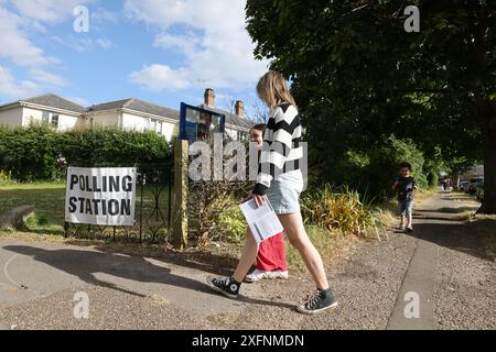 4 juillet 2024. Chichester, West Sussex, Royaume-Uni. Une jeune maman photographiée se rendant pour voter à Chichester, West Sussex, Royaume-Uni, où l'actuelle députée et secrétaire d'État à l'éducation Gillian Keegan est en danger contre la candidate libérale démocrate Jessica Brown-Fuller. Crédit : Sam Stephenson/Alamy Live News Banque D'Images