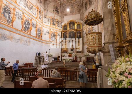 Monastère de San Agustin, église Augustin du XVIe siècle, ancien couvent, Acolman, Mexique ; avec autel et fresques religieuses de la vie du Christ Banque D'Images