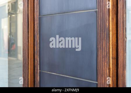 Tableau noir à l'entrée du magasin avec espace vide pour la promotion du logo. Idéal pour mettre en valeur l'identité de la marque et les opportunités de marketing dans les points de vente Banque D'Images