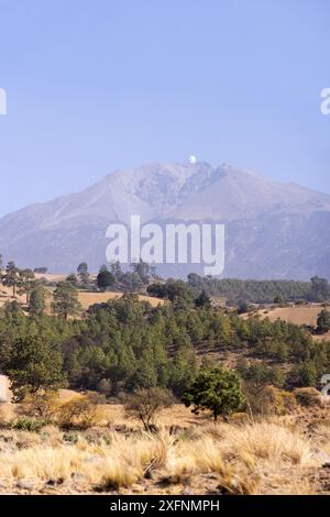 Vue lointaine du grand radiotélescope millimétrique au sommet du volcan Sierra Negra, Puebla, Mexique. Paysage mexicain, nord du Mexique Banque D'Images