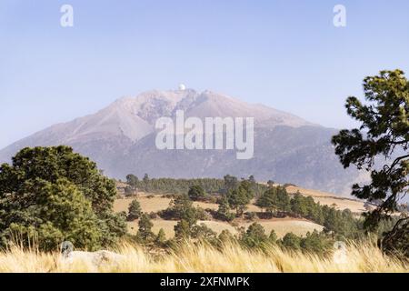 Vue lointaine du grand radiotélescope millimétrique au sommet du volcan Sierra Negra, Puebla, Mexique. Paysage mexicain, nord du Mexique Banque D'Images