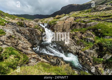 Cascade sur Afon (rivière) Cwm Llan près du chemin Watkin vers le mont Snowdon, parc national de Snowdonia, nord du pays de Galles, Royaume-Uni, juin 2017. Banque D'Images