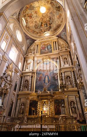 L'autel des Rois, 1649 ; avec dôme orné ; intérieur de la cathédrale de Puebla, cathédrale catholique romaine, Puebla Mexique Banque D'Images