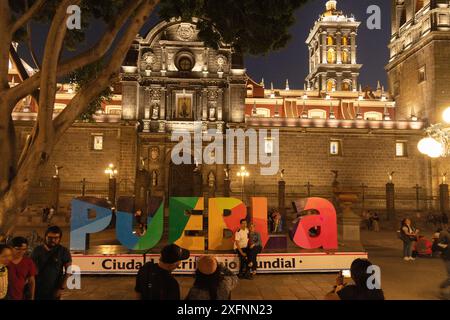 Centre-ville de Puebla Mexique la nuit, panneau de la ville de Puebla et la cathédrale de Puebla dans le centre historique de Puebla, site du patrimoine mondial de l'UNESCO, Puebla, Mexique. Banque D'Images