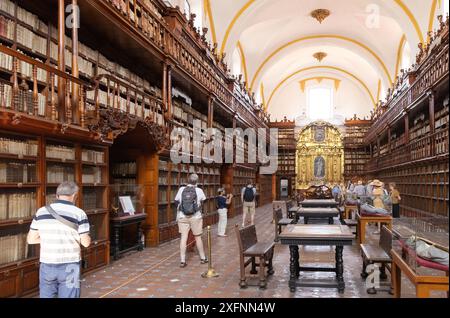 Visiteurs dans la Biblioteca Palafoxiana, ou l'intérieur de la bibliothèque Palafoxiana, fondée en 1646, la plus ancienne bibliothèque des Amériques ; Puebla, Mexique Banque D'Images