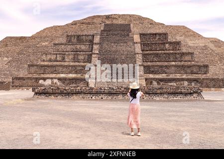 Femme touriste prenant une photo de la Pyramide de la Lune ou Pyramide de la Lune, Teotihuacan, ancienne ville pré-hispanique mésoamérique, Mexique. Voyage Mexique. Banque D'Images