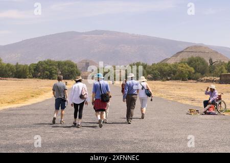 Les gens marchent sur l'avenue des morts, Teotihuacan, Mexique. Site précolombien mésoamérique, 200BC-750AD. Pyramide du Soleil en arrière-plan Banque D'Images