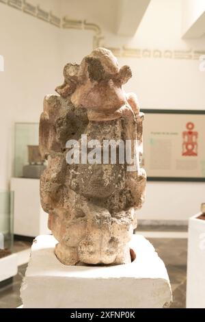 Artefact maya ; le Lord Serpent Helmet, sculpture d'une tête dans un casque, de l'avant. Voir description. Art maya, Xochicalco, Mexique. Voir 2XFNP0P Banque D'Images