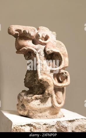 Artefact maya ; le casque Lord Serpent, sculpture d'une tête dans un casque, sur le côté. Voir description. Art maya, Xochicalco, Mexique. Voir 2XFNP0K Banque D'Images