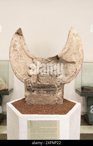 Sculpture maya ; sculpture maya en pierre semi-circulaire avec le visage d'un homme dans le cadre central ; (voir description) ; civilisation maya, Xochicalco Mexique Banque D'Images