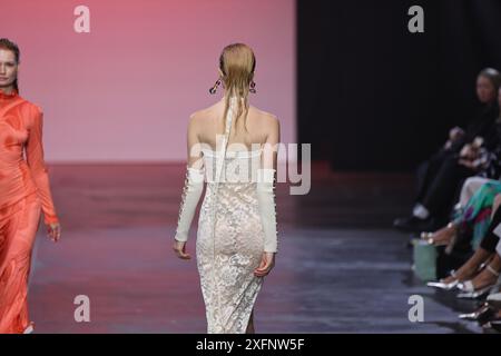 Berlin, Allemagne. 03 juillet 2024. Berlin : la photo montre des modèles avec la nouvelle collection du designer Marcel Ostertag sur la passerelle du Verti Music Hall. (Photo de Simone Kuhlmey/Pacific Press) crédit : Pacific Press Media production Corp./Alamy Live News Banque D'Images