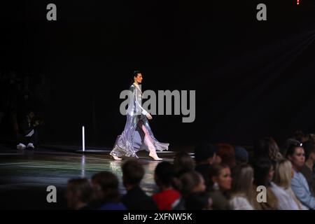 Berlin, Allemagne. 03 juillet 2024. Berlin : la photo montre des modèles avec la nouvelle collection du designer Marcel Ostertag sur la passerelle du Verti Music Hall. (Photo de Simone Kuhlmey/Pacific Press) crédit : Pacific Press Media production Corp./Alamy Live News Banque D'Images