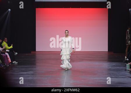 Berlin, Allemagne. 03 juillet 2024. Berlin : la photo montre des modèles avec la nouvelle collection du designer Marcel Ostertag sur la passerelle du Verti Music Hall. (Photo de Simone Kuhlmey/Pacific Press) crédit : Pacific Press Media production Corp./Alamy Live News Banque D'Images