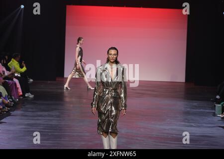 Berlin, Allemagne. 03 juillet 2024. Berlin : la photo montre des modèles avec la nouvelle collection du designer Marcel Ostertag sur la passerelle du Verti Music Hall. (Photo de Simone Kuhlmey/Pacific Press) crédit : Pacific Press Media production Corp./Alamy Live News Banque D'Images