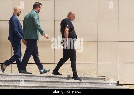 Bucarest, Roumanie. 4 juillet 2024 : Andrew Tate (l) et son frère Tristan Tate (C) quittent la Cour de Bucarest pour une pause collation. Crédit : Lucian Alecu/Alamy Live News Banque D'Images