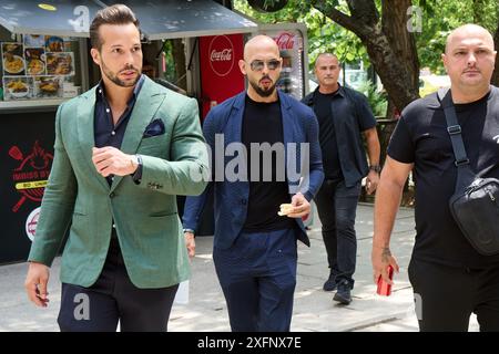 Bucarest, Roumanie. 4 juillet 2024 : Andrew Tate (C) et son frère Tristan Tate (l) retournent à Bucarest court après une pause collation. Crédit : Lucian Alecu/Alamy Live News Banque D'Images