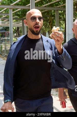 Bucarest, Roumanie. 4 juillet 2024 : Andrew Tate et son frère Tristan Tate (absent de la photo) retournent à Bucarest court après une pause collation. Crédit : Lucian Alecu/Alamy Live News Banque D'Images