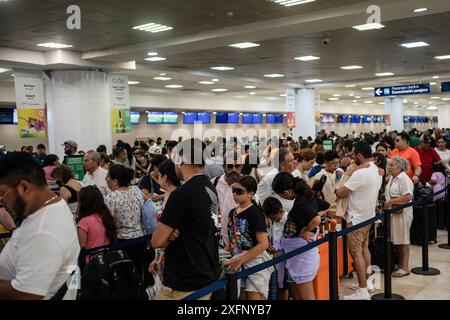 Cancun, Mexique. 04 juillet 2024. De nombreuses personnes font la queue à l'aéroport international avant leur départ. En préparation de l'arrivée de l'ouragan 'Beryl', environ 100 vols sont annulés dans la populaire région de vacances mexicaine sur la péninsule du Yucatan. Crédit : Felix Marquez/dpa - ATTENTION : utiliser uniquement en format complet/dpa/Alamy Live News Banque D'Images