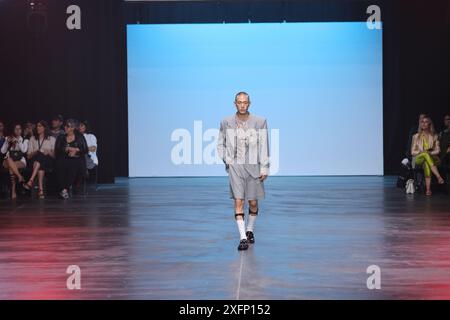 Berlin, Friedrichshain-Kreuzberg Distric, Allemagne. 3 juillet 2024. Berlin : la photo montre des modèles avec le designer Danny Reinke nouvelle collection sur la passerelle du Verti Music Hall. (Crédit image : © Simone Kuhlmey/Pacific Press via ZUMA Press Wire) USAGE ÉDITORIAL SEULEMENT! Non destiné à UN USAGE commercial ! Banque D'Images