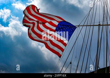 New York, New York, États-Unis. 4 juillet 2024. DRAPEAU AMÉRICAIN volant du gréement du vieux clippership Wavertree accosté au South Street Seaport sur l'East River à New York. Le grand voilier est d'environ 1885 et le plus grand voilier à coque de fer à flot. (Crédit image : © Milo Hess/ZUMA Press Wire) USAGE ÉDITORIAL SEULEMENT! Non destiné à UN USAGE commercial ! Banque D'Images