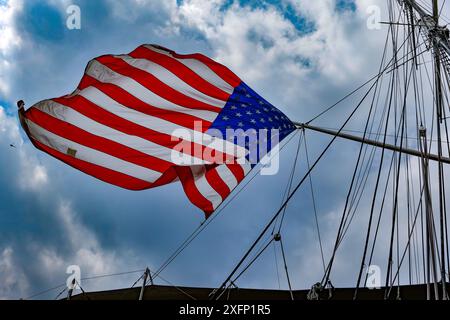 New York, New York, États-Unis. 4 juillet 2024. DRAPEAU AMÉRICAIN volant du gréement du vieux clippership Wavertree accosté au South Street Seaport sur l'East River à New York. Le grand voilier est d'environ 1885 et le plus grand voilier à coque de fer à flot. (Crédit image : © Milo Hess/ZUMA Press Wire) USAGE ÉDITORIAL SEULEMENT! Non destiné à UN USAGE commercial ! Banque D'Images