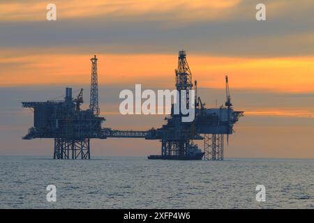 Plate-forme de production de pétrole 'Golden Eagle', au coucher du soleil, mer du Nord, juin 2016. Banque D'Images