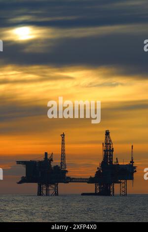 Plate-forme de production de pétrole 'Golden Eagle', au coucher du soleil, mer du Nord, juin 2016. Banque D'Images