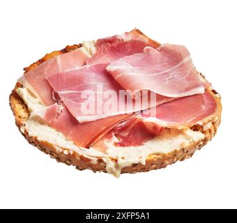 Gros plan d'un sandwich ouvert avec fromage à la crème et prosciutto sur un bagel multigrains isolé sur blanc Banque D'Images