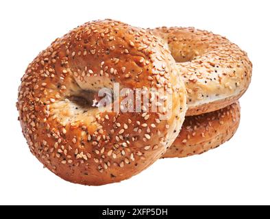 Trois bagels au sésame empilés isolés sur fond blanc, présentant un aspect appétissant et fraîchement cuit. Banque D'Images