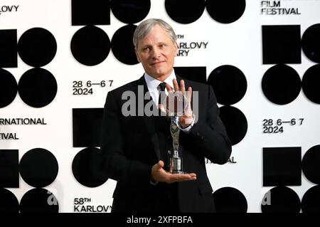 Viggo Mortensen bekommt den Festival Presidents Award BEI der Eröffnung und beim Tribute projection des Kinofilms The Dead Don t Hurt auf dem 58. Internationalen Filmfestival Karlovy Vary 2024 im Hotel Thermal. Karlsbad, 28.06.2024 *** Viggo Mortensen reçoit le Prix des Présidents du Festival à l'ouverture et à la projection en hommage du long métrage The Dead Don t Hurt au Festival international du film de Karlovy Vary 58 2024 à l'Hôtel Thermal Karlovy Vary, 28 06 2024 Foto:xB.xThomasx/xFuturexImagex mortensen 4605 Banque D'Images