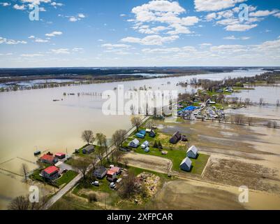 Vue aérienne des crues printanières le long du fleuve Saint-Laurent. Banque D'Images