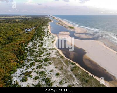 Plage dans le Parc National de Loango, Parc National de Loango, Océan Atlantique, vue aérienne, Province Ogooue-maritime, Gabon Banque D'Images