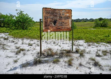 Panneau rouillé à l'entrée du Parc National de Loango, Parc National de Loango, Province d'Ogooue-maritime, Gabon Banque D'Images