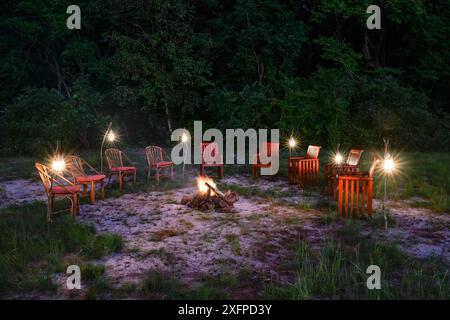 Chaises près du feu, Loango Lodge, Parc National de Loango, Parc National de Loango, Province d'Ogooue-maritime, Gabon Banque D'Images