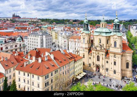 Vue aérienne de : Eglise Nicolas, Château et Cathédrale de Prague, Prague, Bohême, République tchèque Banque D'Images