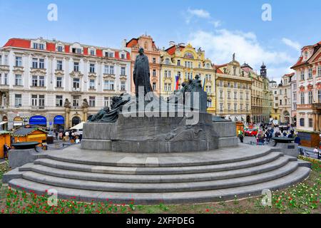 Mémorial au théologien et philosophe du 15ème siècle Jan Hus, place de la vieille ville lors d'un festival populaire, Prague, Bohême, République tchèque Banque D'Images