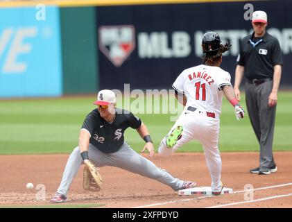 Cleveland, États-Unis. 04 juillet 2024. Jose Ramirez (11 ans), les Gardiens de Cleveland, bat un lancer contre Gavin Sheets, premier joueur des Chicago White Sox, en deuxième manche au progressive Field à Cleveland, Ohio, le jeudi 4 juillet 2024. Photo de Aaron Josefczyk/UPI crédit : UPI/Alamy Live News Banque D'Images