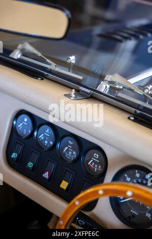 Volant et tableau de bord sur une vieille voiture classique en Suisse Banque D'Images