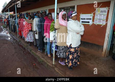 Des gens en file d'attente pour voter lors des élections kenyanes, près de Kitale Kenya, le 8 août 2017, Banque D'Images