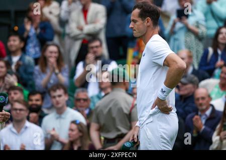 Wimbledon, Londres, Royaume-Uni. 04 juillet 2024. Un émotionnel Andy Murray combat les larmes en faisant ses adieux à la foule sur le court central après qu'un hommage émotionnel à sa carrière ait été présenté à la suite de son match en double avec son frère Jamie. Il y avait beaucoup de str de tennis, dont John McEnroe, Martina Navratilova, Conchita Martinez, Novak Djokovic, Tim Henman et d'autres contemporains. Crédit : Adam Stoltman/Alamy Live News Banque D'Images