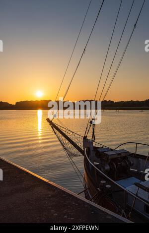 Coucher de soleil sur la Warnow dans le port de la ville hanséatique de Rostock Banque D'Images