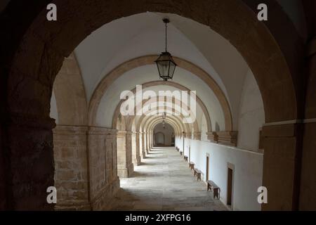 Cloître historique à l'intérieur de Santa Clara un monastère Nova à Coimbra, Portugal Banque D'Images