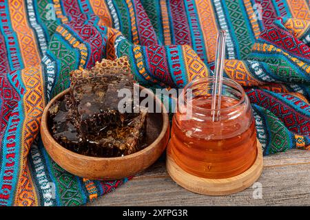 Gros plan magique en nid d'abeilles, récolte de miel, cueillette de miel. Nid d'abeille biologique (miel turc de Karakovan). Nid d'abeilles bio en pot avec trempette au miel o Banque D'Images