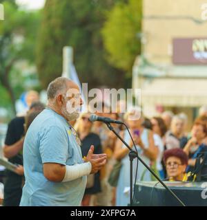 Haïfa, Israël - 04 juillet 2024 : une foule de personnes assistent à une Assemblée de soutien aux familles d'otages, Haïfa, Israël Banque D'Images