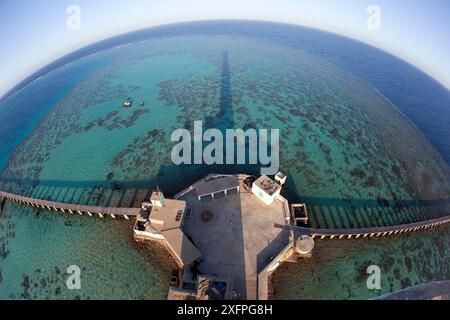 Vue panoramique sur le récif et la jetée depuis le phare, le récif de Sanganeb, le Soudan, la mer Rouge. Mai 2011. Banque D'Images