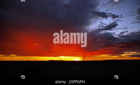 Vue d'un coucher de soleil spectaculaire sur le parc national d'Etosha depuis Dolomite Camp Banque D'Images