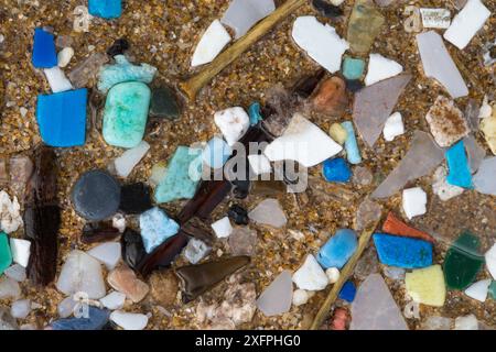 Microplastics Marine (particules d'une taille limite supérieure de 5mm) échoué sur une plage à Pembrokeshire, Pays de Galles, Royaume-Uni. Janvier. Banque D'Images